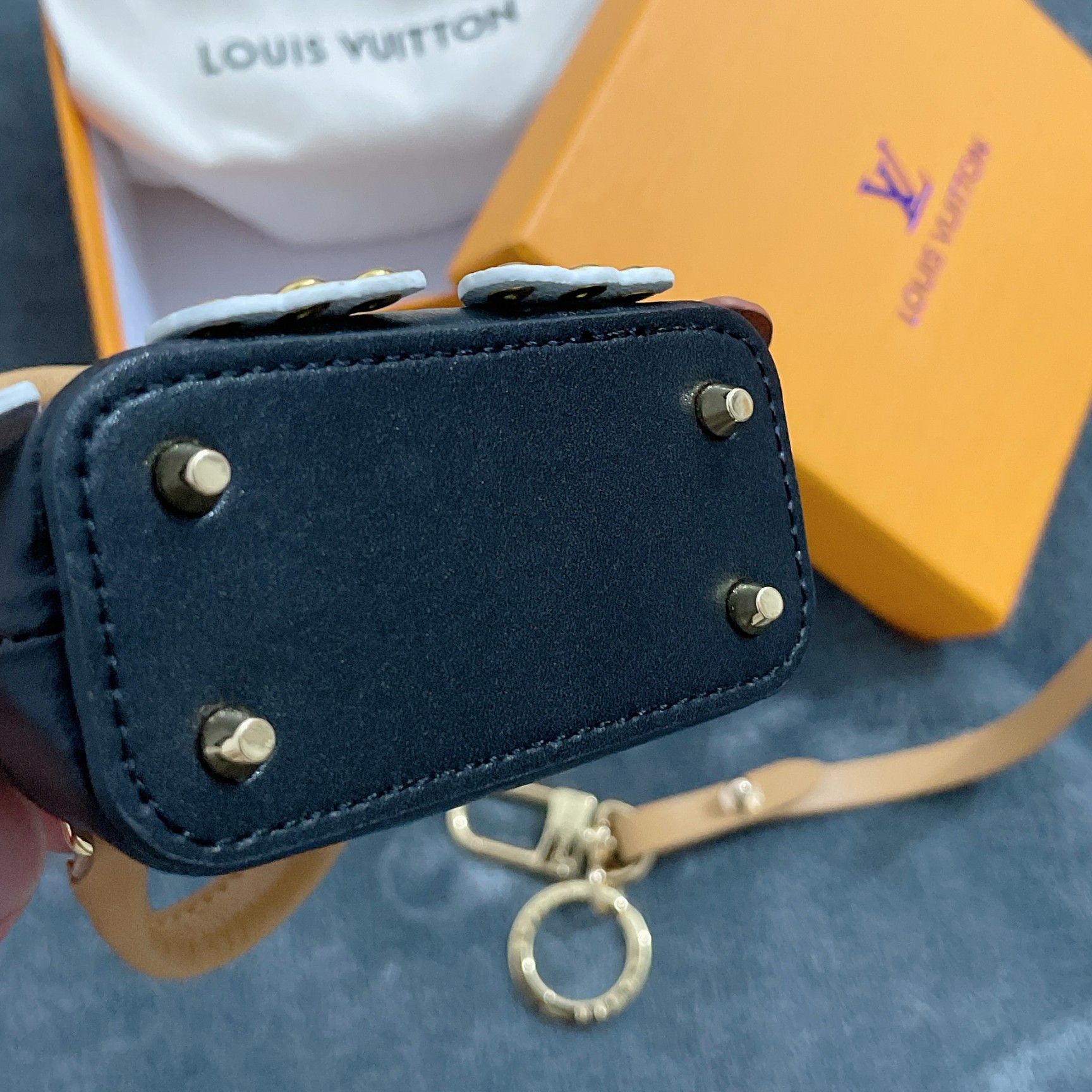 Wholesale Luxury Louis Vuitton Dog Bag Charm Chain Coin Wallet L05 - Image 4