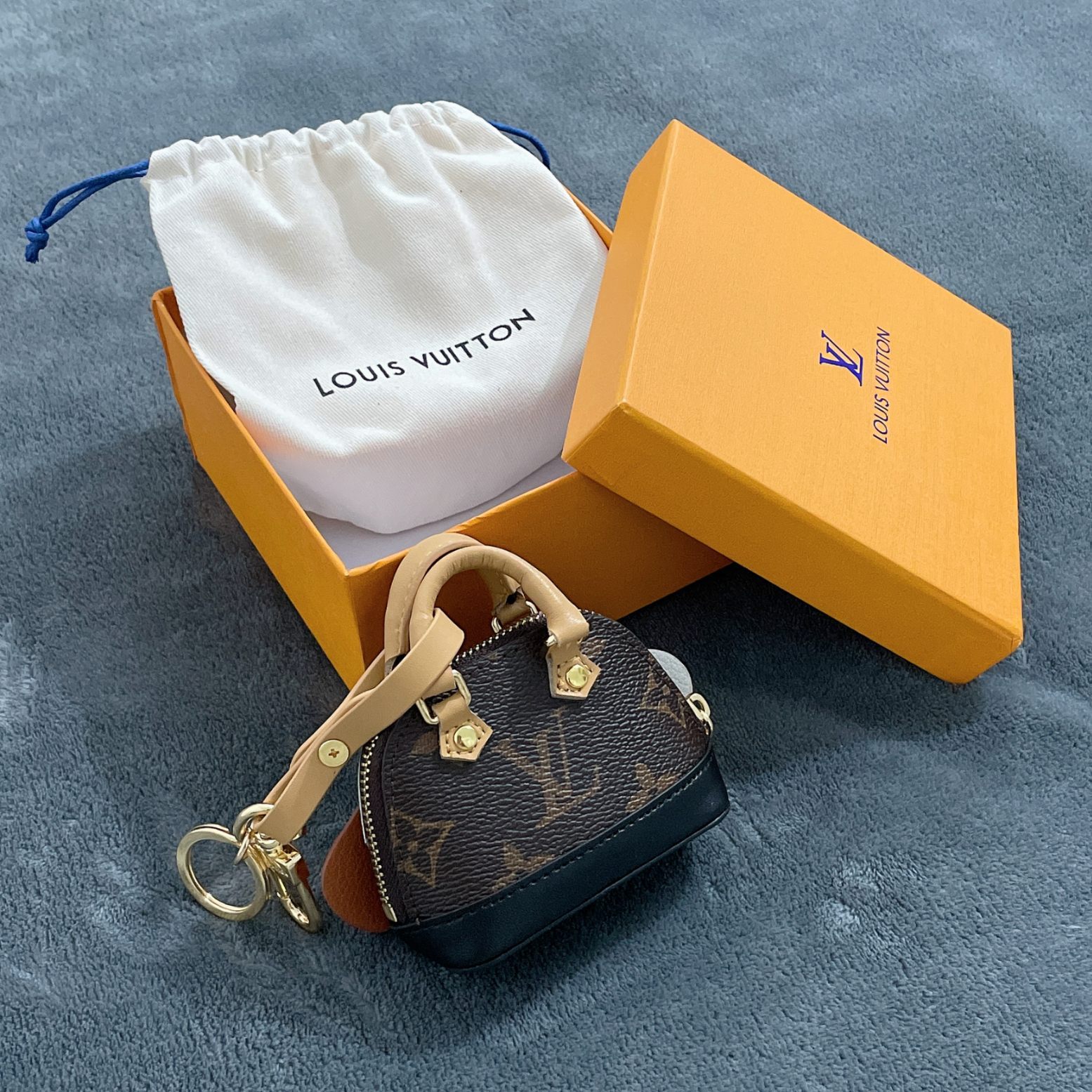Wholesale Luxury Louis Vuitton Dog Bag Charm Chain Coin Wallet L05 - Image 2