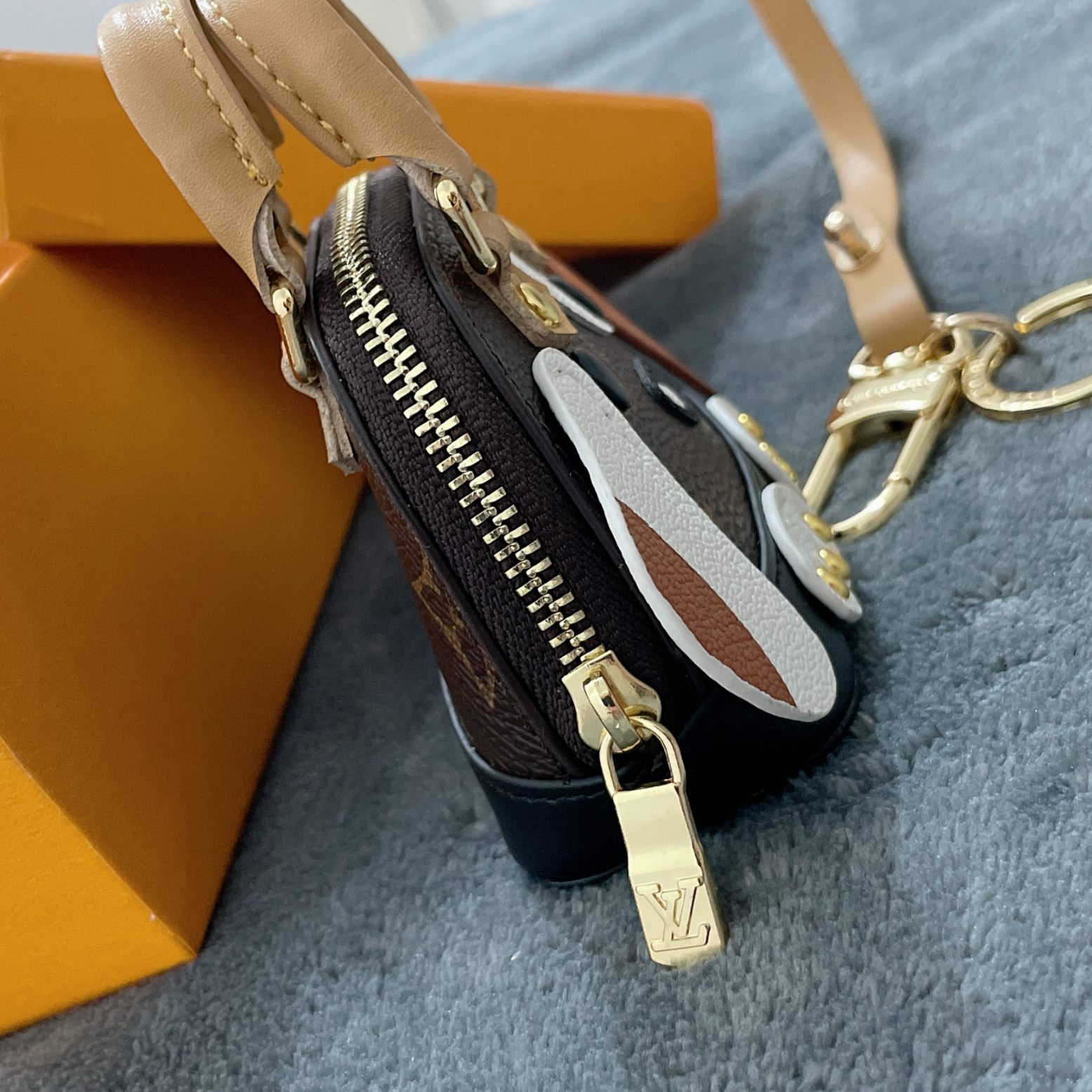 Wholesale Luxury Louis Vuitton Dog Bag Charm Chain Coin Wallet L05 - Image 3