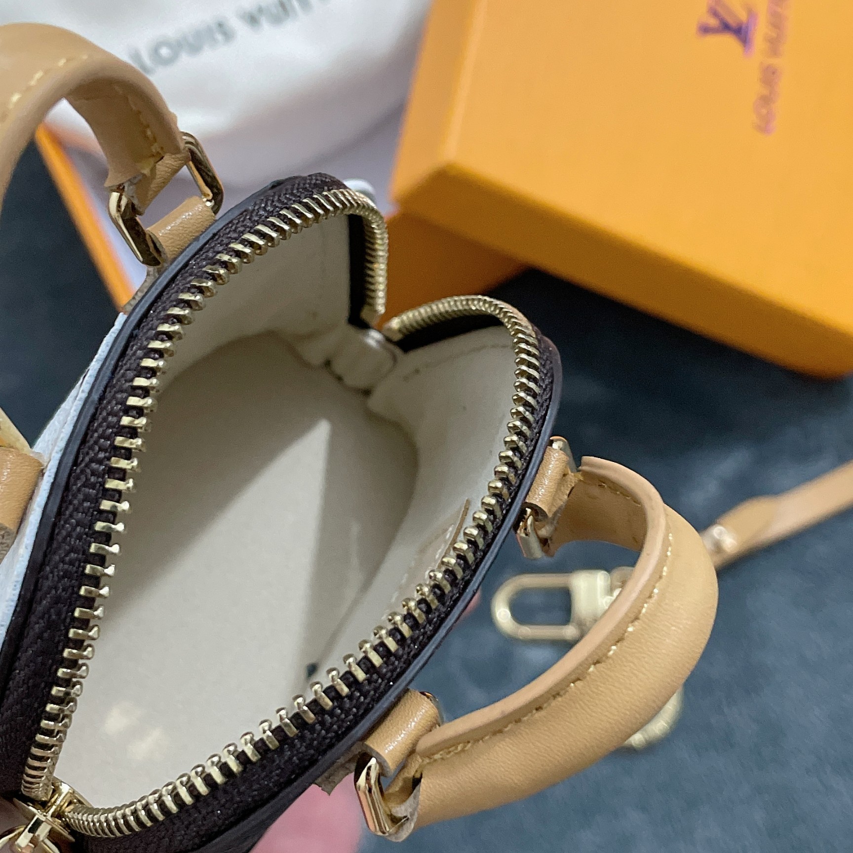 Wholesale Luxury Louis Vuitton Dog Bag Charm Chain Coin Wallet L05 - Image 5