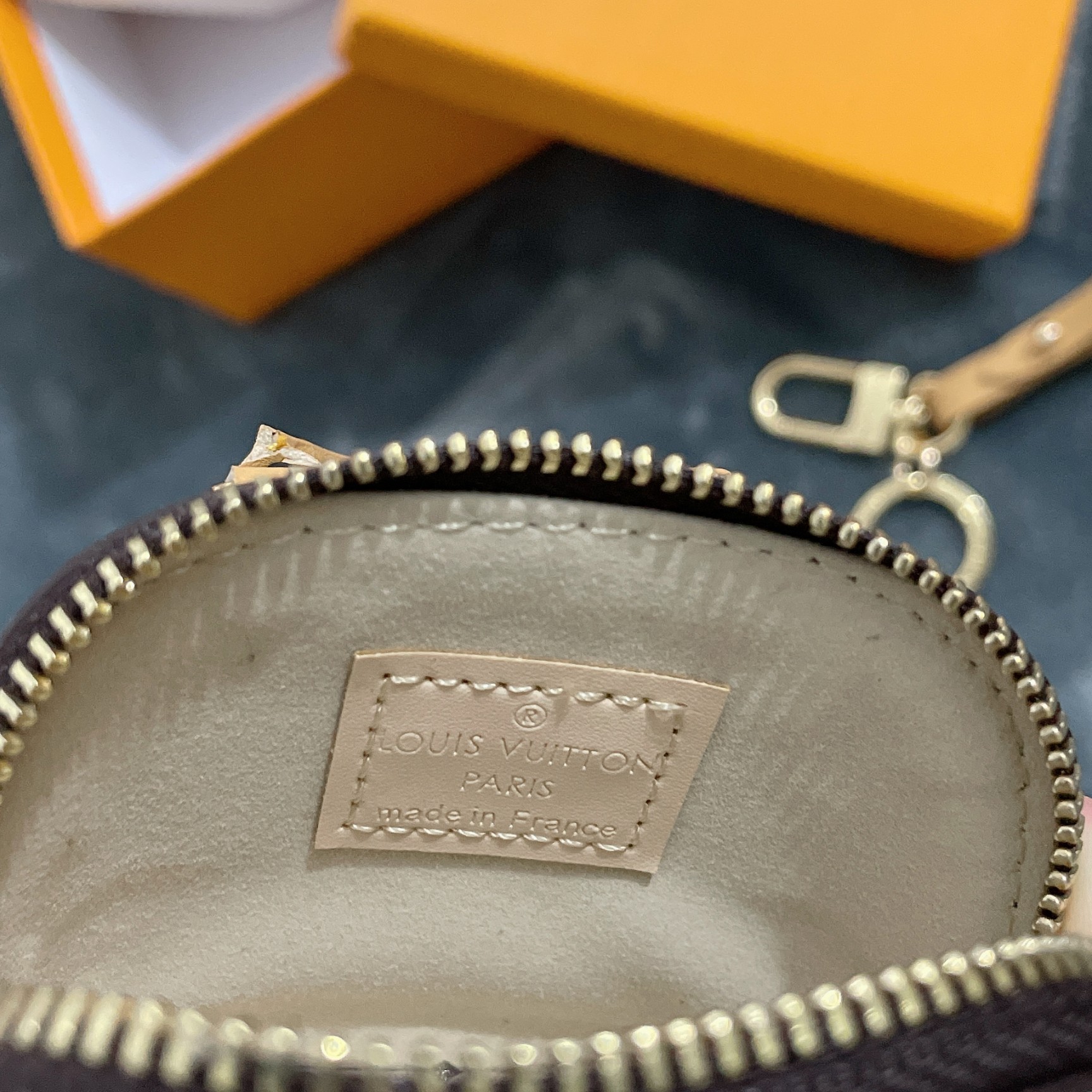 Wholesale Luxury Louis Vuitton Dog Bag Charm Chain Coin Wallet L05 - Image 6