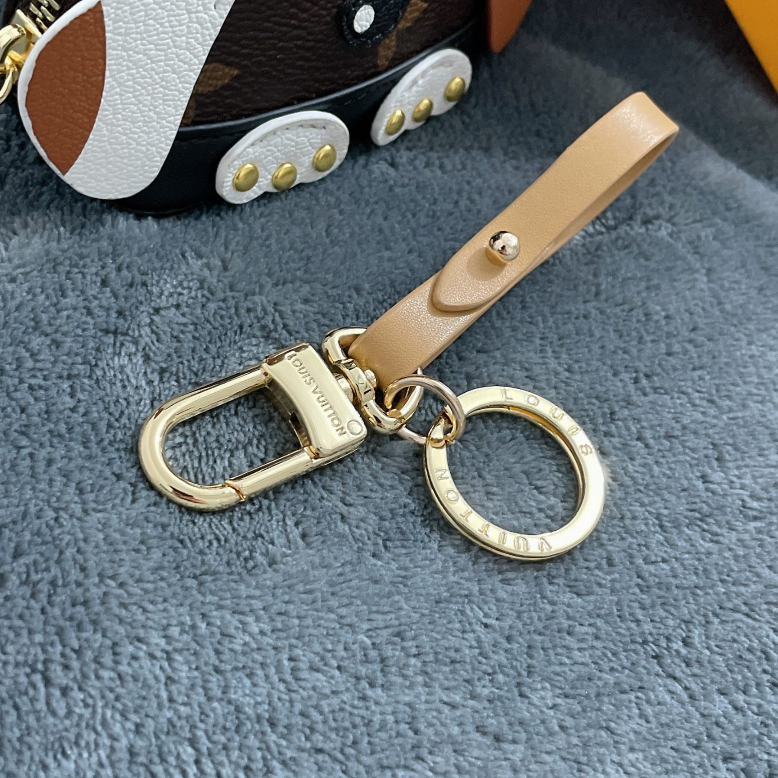 Wholesale Luxury Louis Vuitton Dog Bag Charm Chain Coin Wallet L05 - Image 7