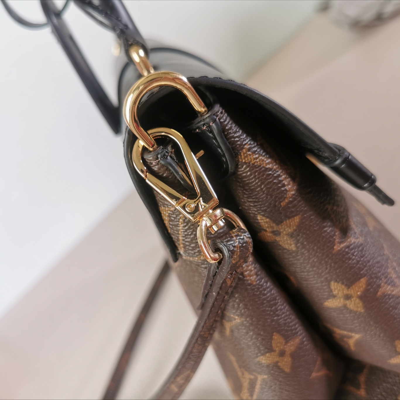 Wholesale Luxury Louis Vuitton One Handle M43125 - Image 8
