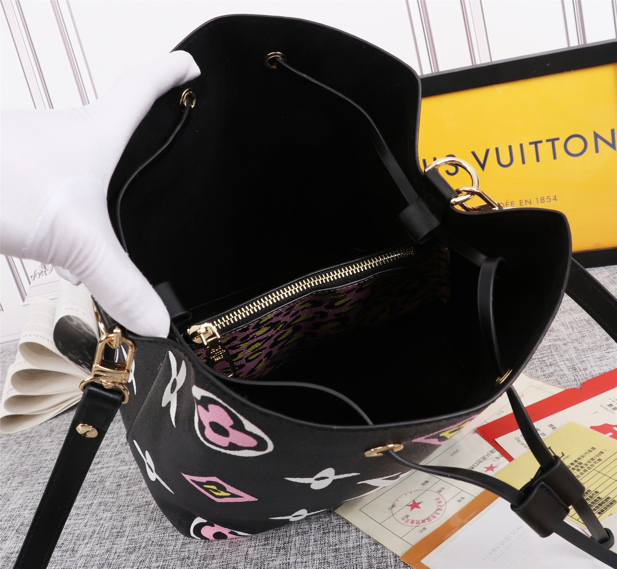 Wholesale Luxury Louis Vuitton Neonoe Mm Bucket Bag Black/White - Image 6