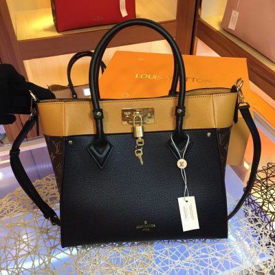 Wholesale Luxury Louis Vuitton On My Side M53823
