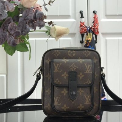 Wholesale Luxury Louis Vuitton Christopher Wearable Wallet M69404