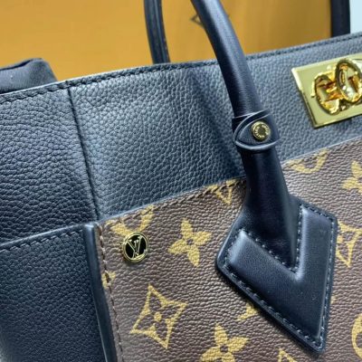 Alternative view of Wholesale Luxury Louis Vuitton On My Side Bag M55933