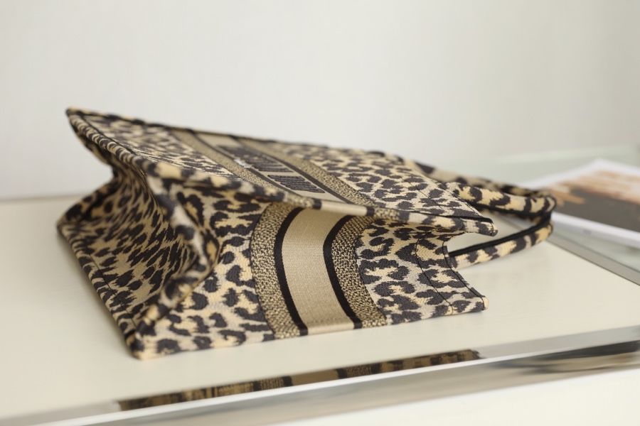 Wholesale Luxury Dior Book Tote Medium Beige Multicolor Mizza Embroidery M1296Zrhm_M918 - Image 4