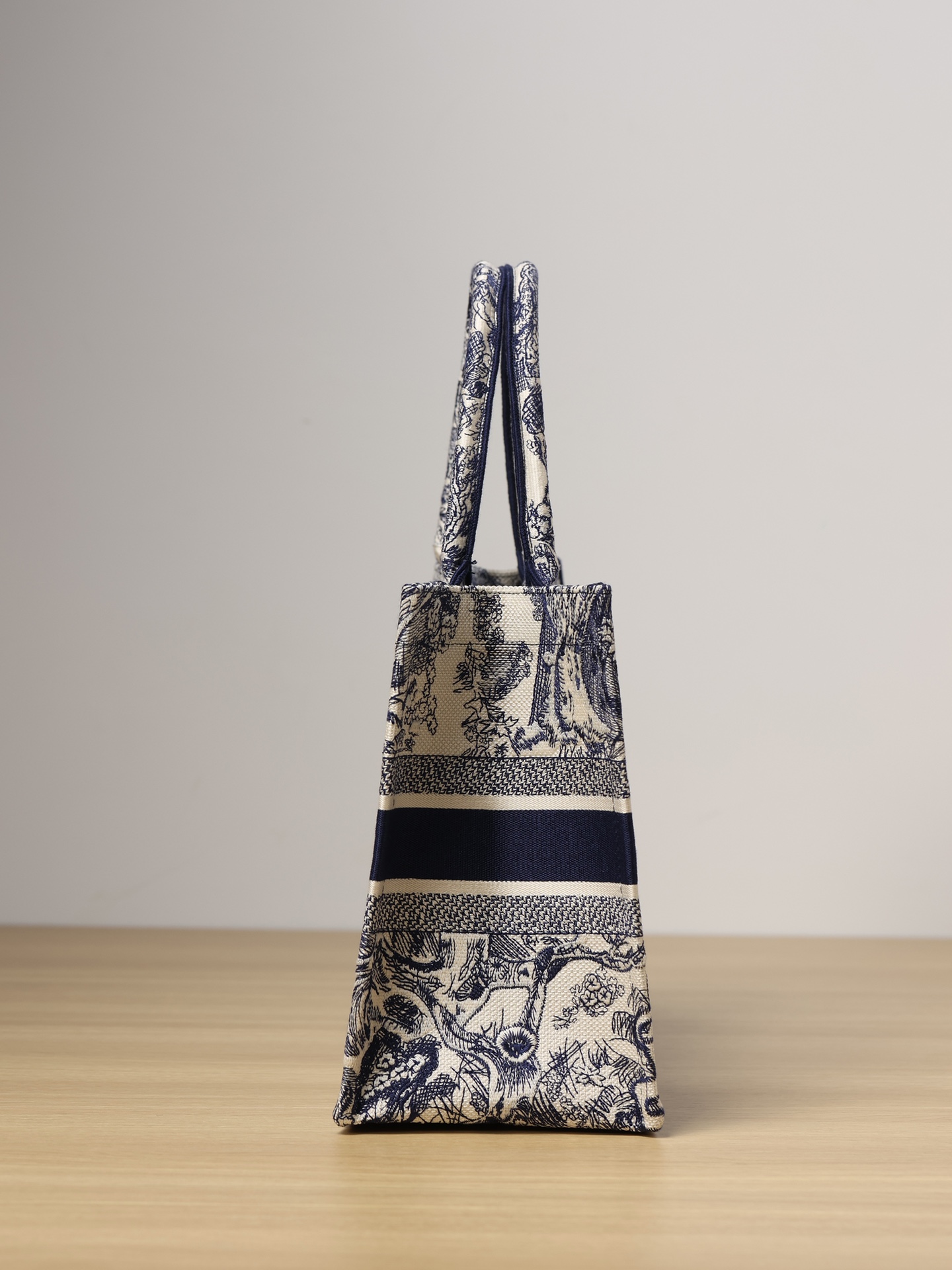 Wholesale Luxury Dior Medium Book Tote Blue Toile De Jouy Embroidery M1295Ztdt_M808 - Image 7