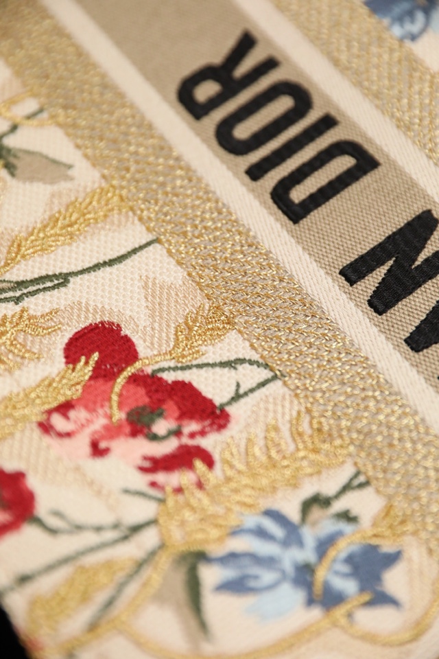Wholesale Luxury DiorBook Tote Natural Multicolor Raffia Embroidered With Dior Petites Fleurs - Image 4