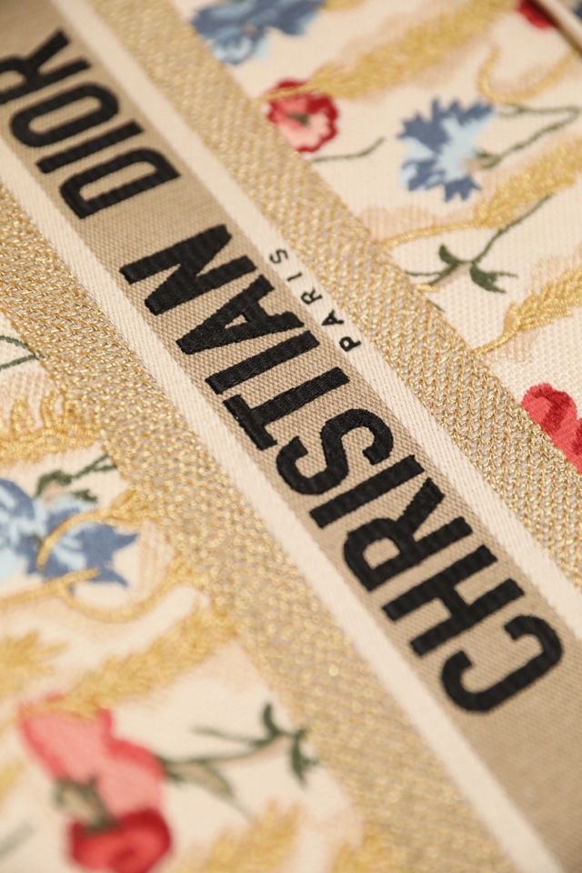 Wholesale Luxury DiorBook Tote Natural Multicolor Raffia Embroidered With Dior Petites Fleurs - Image 5