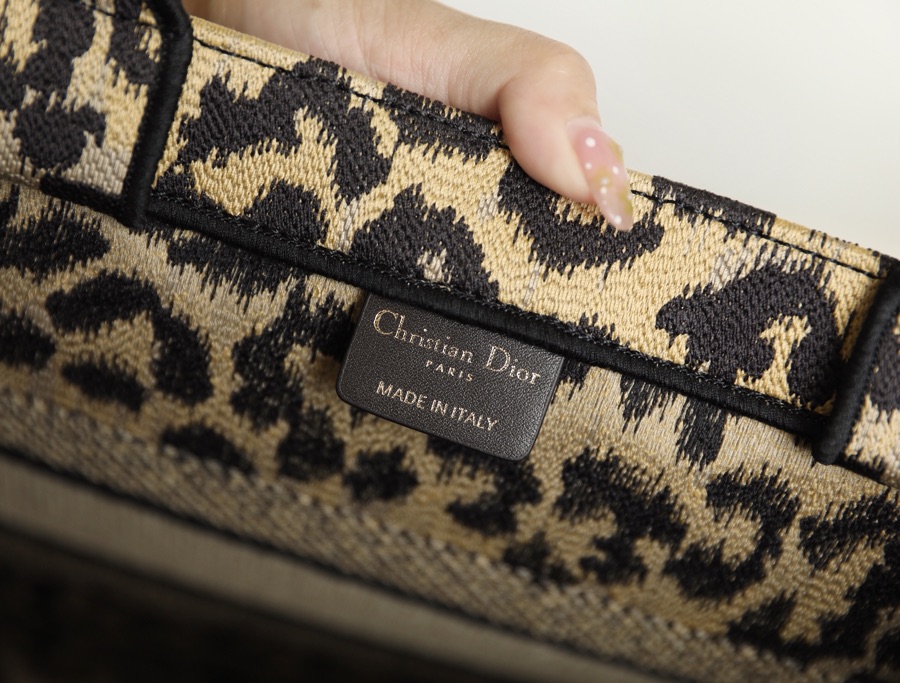 Wholesale Luxury Dior Book Tote Medium Beige Multicolor Mizza Embroidery M1296Zrhm_M918 - Image 3