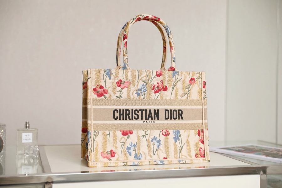 Wholesale Luxury DiorBook Tote Natural Multicolor Raffia Embroidered With Dior Petites Fleurs - Image 9