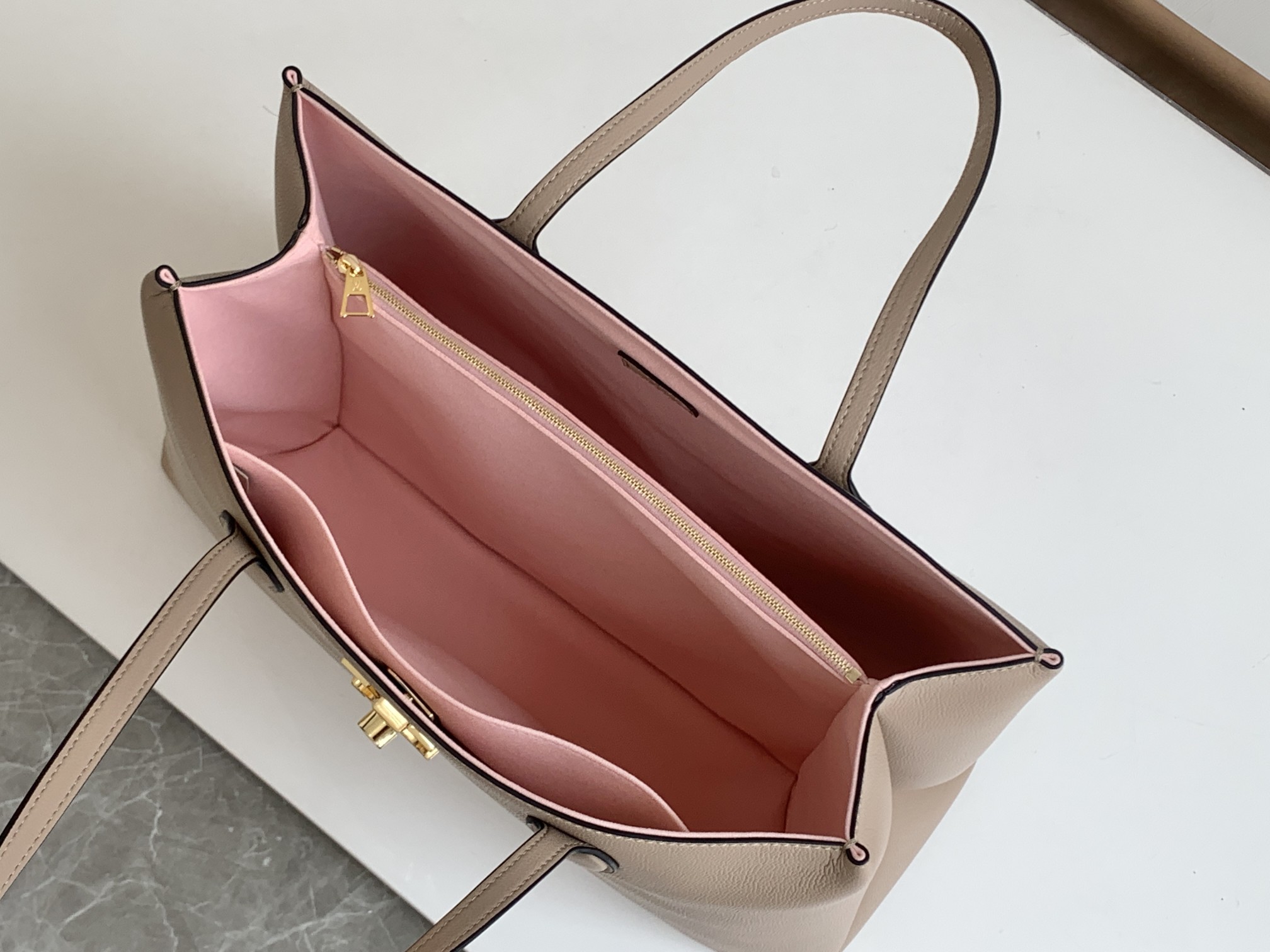 Wholesale Luxury Louis Vuitton Lockme Shopper M58927 - Image 9