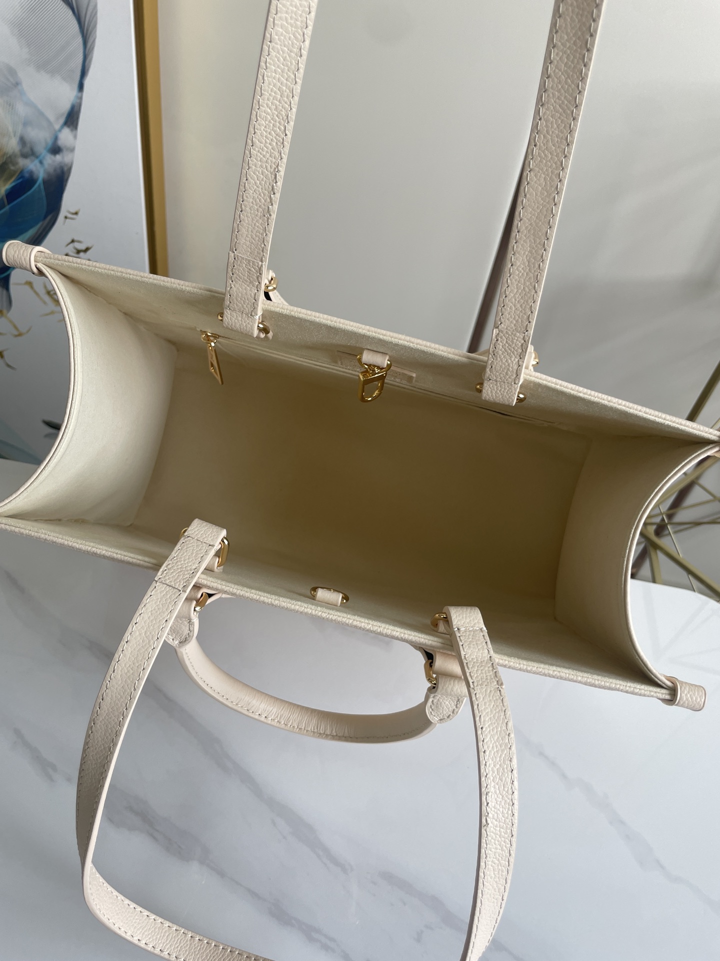 Wholesale Luxury Louis Vuitton Onthego Mm Tote Bag M21575 - Image 3